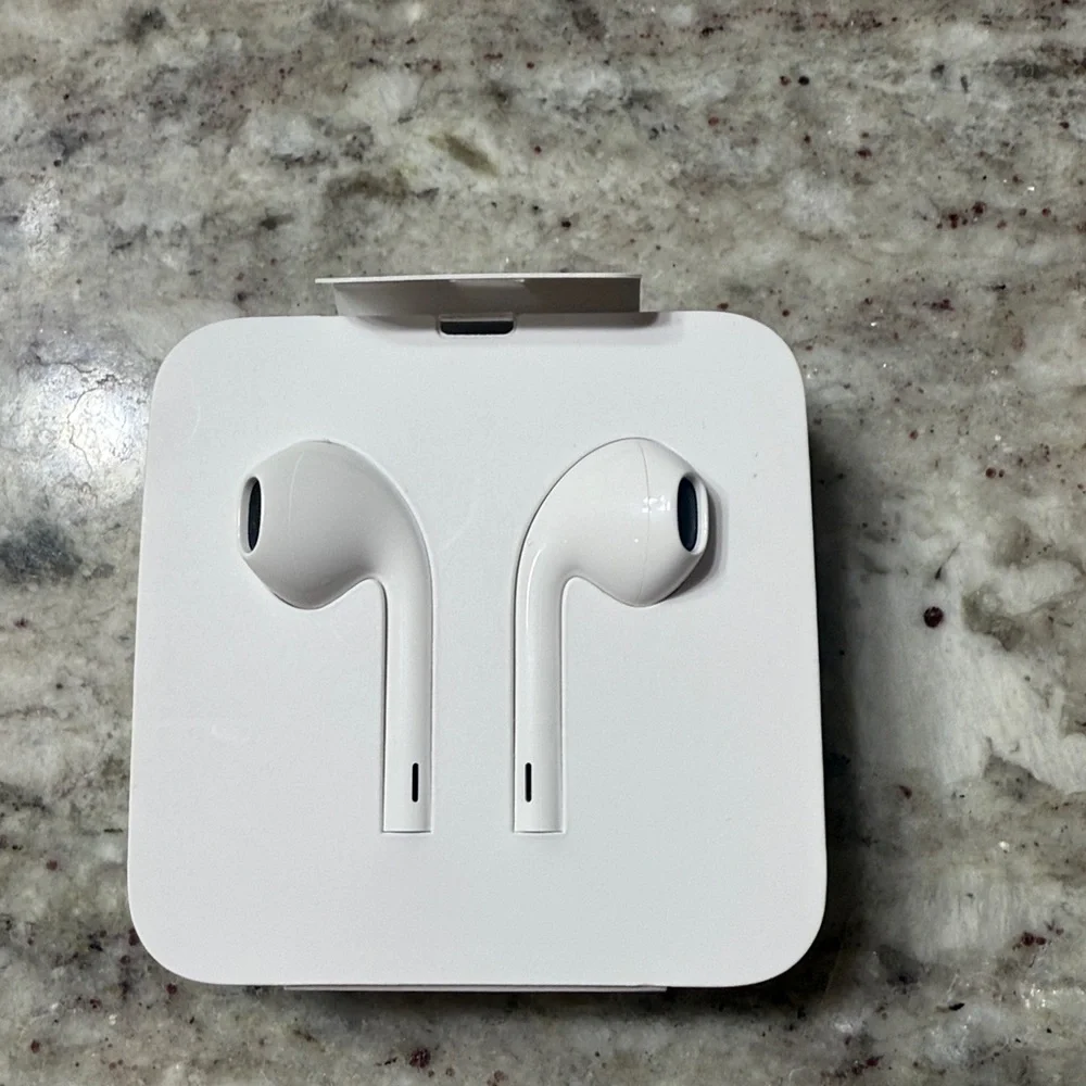 NWT - Apple earbuds with headphone adapter